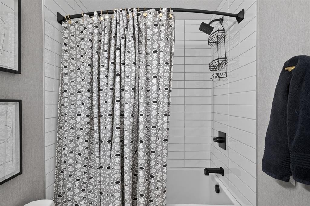 413-55 Wolf Hollow Crescent Se, Calgary, AB - Indoor Photo Showing Bathroom