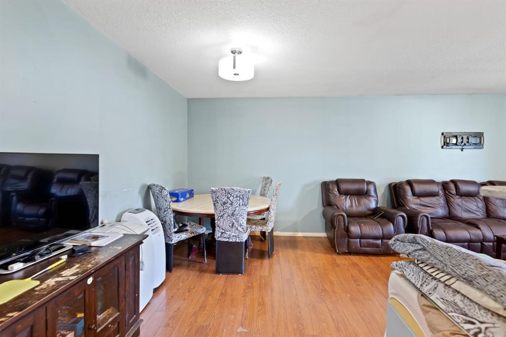 20 Castlegrove Way Ne, Calgary, AB - Indoor Photo Showing Living Room