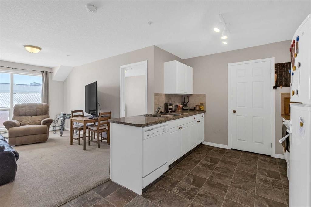207-1010 Railway Street, Crossfield, AB - Indoor