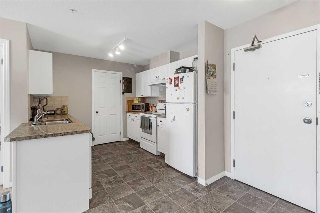 207-1010 Railway Street, Crossfield, AB - Indoor Photo Showing Kitchen