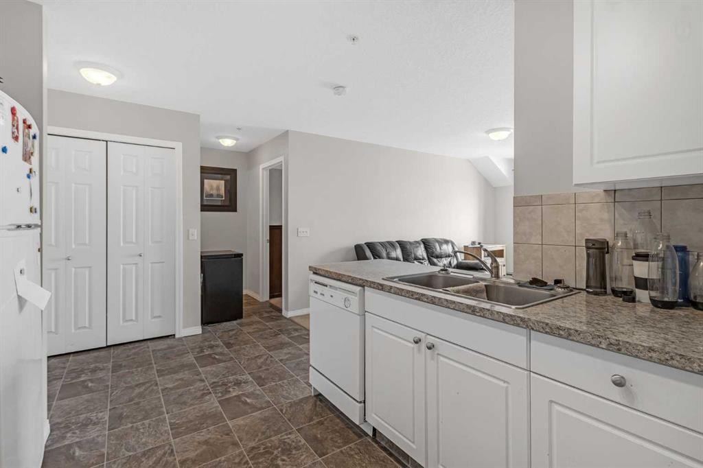 207-1010 Railway Street, Crossfield, AB - Indoor Photo Showing Kitchen With Double Sink