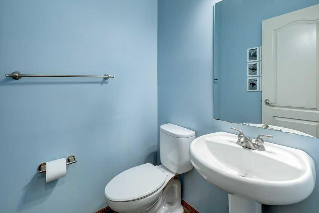 463 Cranfield Gardens Se, Calgary, AB - Indoor Photo Showing Bathroom