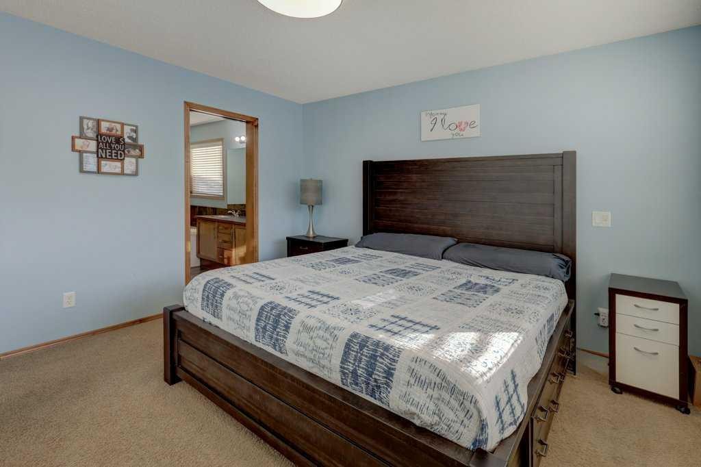 463 Cranfield Gardens Se, Calgary, AB - Indoor Photo Showing Bedroom