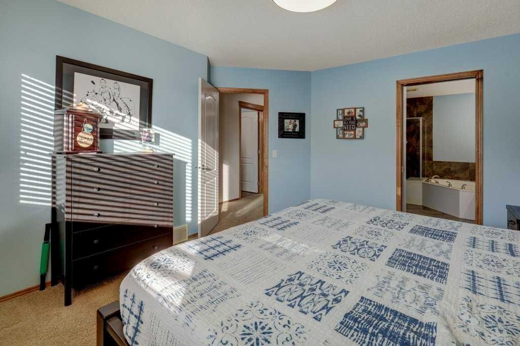 463 Cranfield Gardens Se, Calgary, AB - Indoor Photo Showing Bedroom
