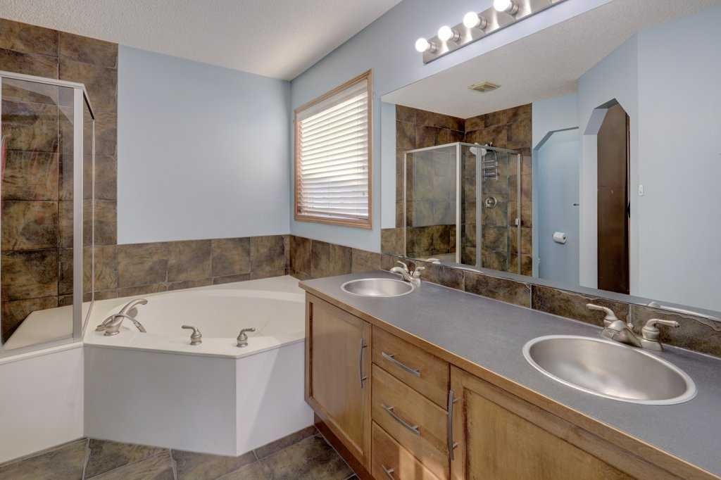 463 Cranfield Gardens Se, Calgary, AB - Indoor Photo Showing Bathroom