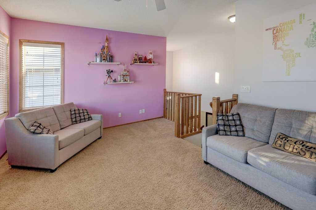 463 Cranfield Gardens Se, Calgary, AB - Indoor Photo Showing Living Room