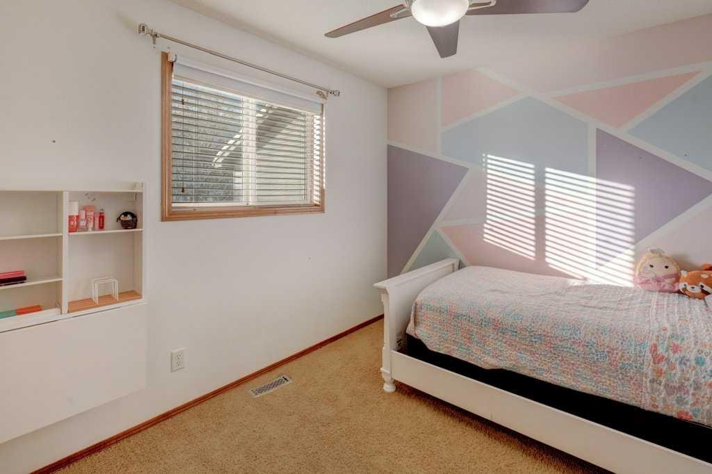 463 Cranfield Gardens Se, Calgary, AB - Indoor Photo Showing Bedroom