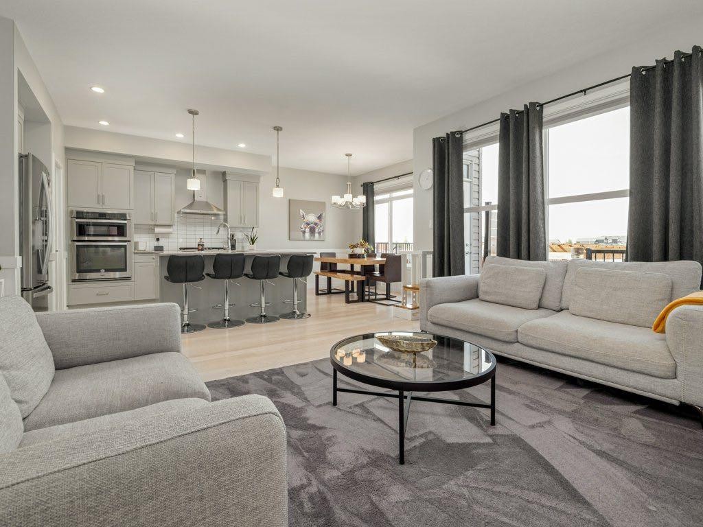 102 Blackwolf Bay North, Lethbridge, AB - Indoor Photo Showing Living Room