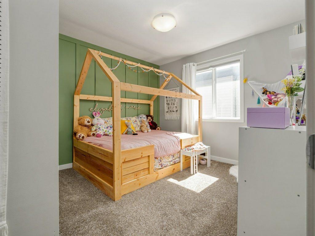 102 Blackwolf Bay North, Lethbridge, AB - Indoor Photo Showing Bedroom