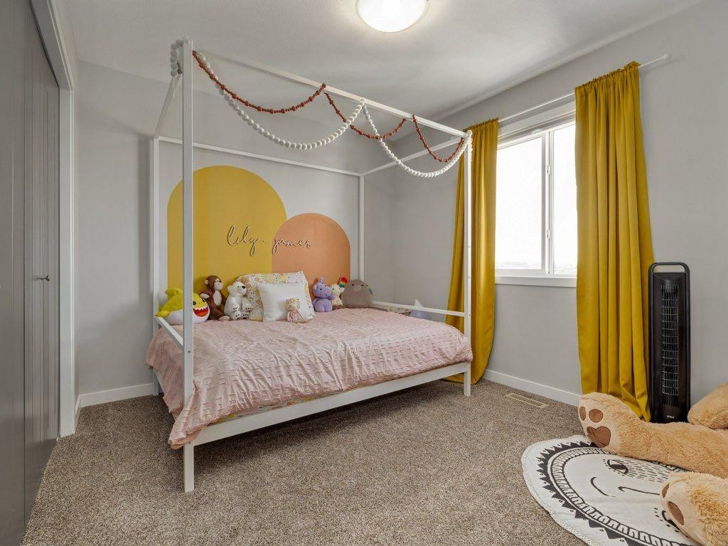 102 Blackwolf Bay North, Lethbridge, AB - Indoor Photo Showing Bedroom