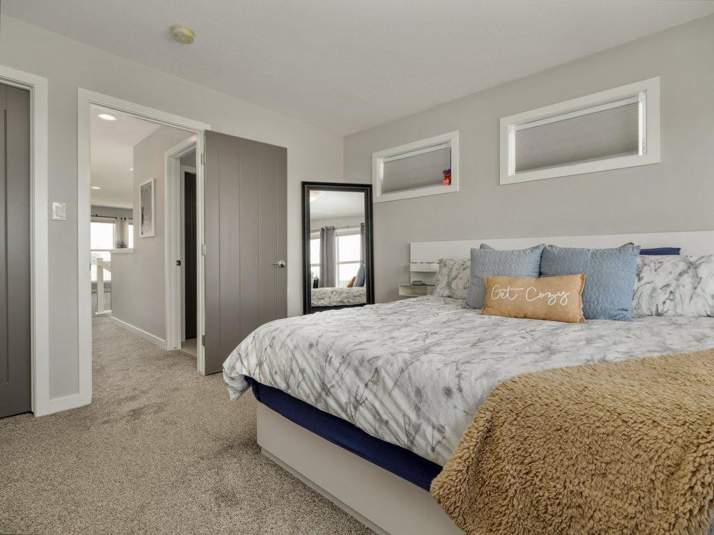 102 Blackwolf Bay North, Lethbridge, AB - Indoor Photo Showing Bedroom