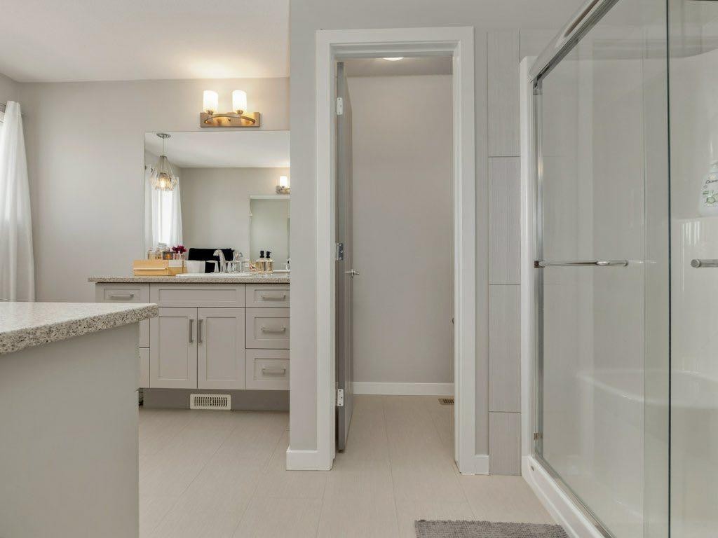 102 Blackwolf Bay North, Lethbridge, AB - Indoor Photo Showing Bathroom