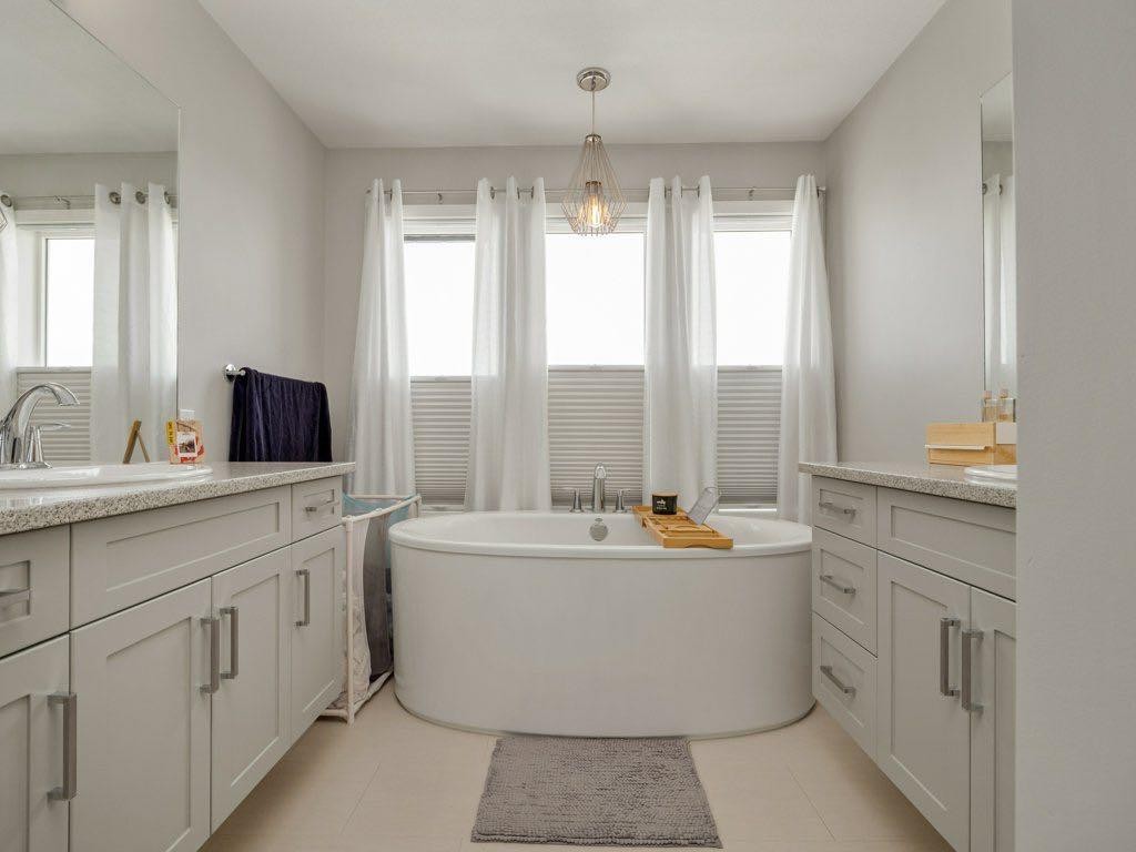 102 Blackwolf Bay North, Lethbridge, AB - Indoor Photo Showing Bathroom