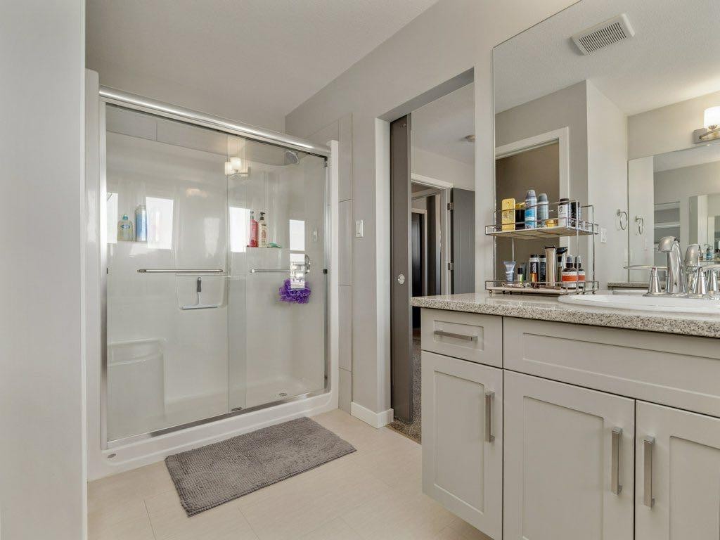 102 Blackwolf Bay North, Lethbridge, AB - Indoor Photo Showing Bathroom