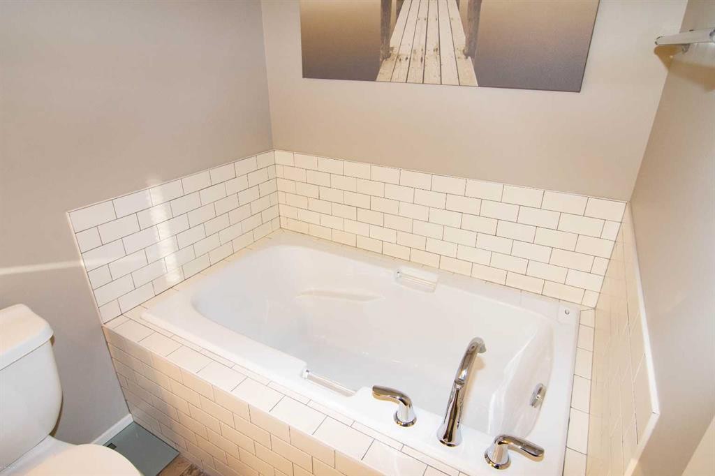 2275 Reunion Street Nw, Airdrie, AB - Indoor Photo Showing Bathroom