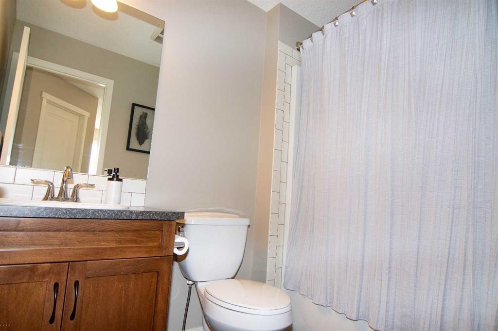 2275 Reunion Street Nw, Airdrie, AB - Indoor Photo Showing Bathroom