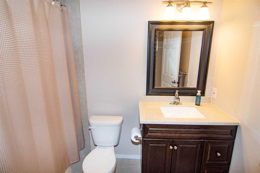 2275 Reunion Street Nw, Airdrie, AB - Indoor Photo Showing Bathroom