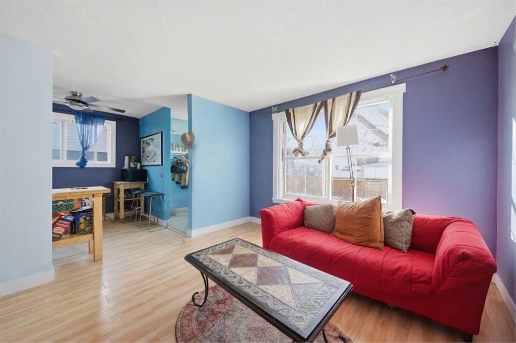 44 Doverdale Mews Se, Calgary, AB - Indoor Photo Showing Living Room