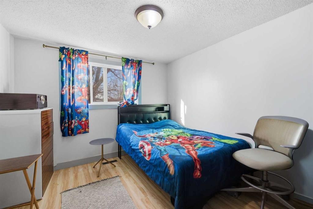 44 Doverdale Mews Se, Calgary, AB - Indoor Photo Showing Bedroom