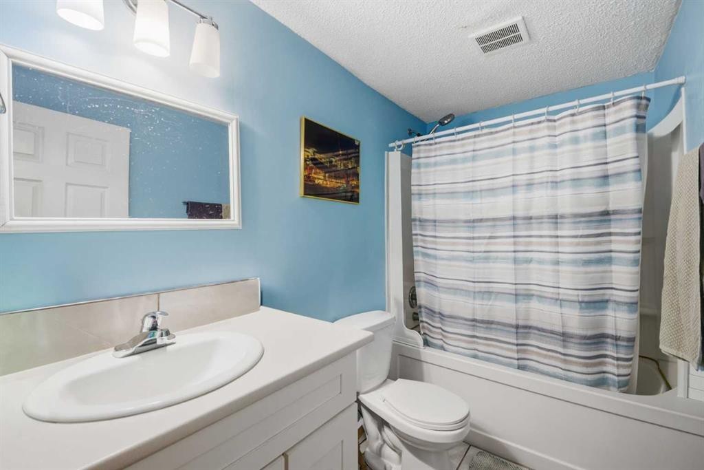 44 Doverdale Mews Se, Calgary, AB - Indoor Photo Showing Bathroom