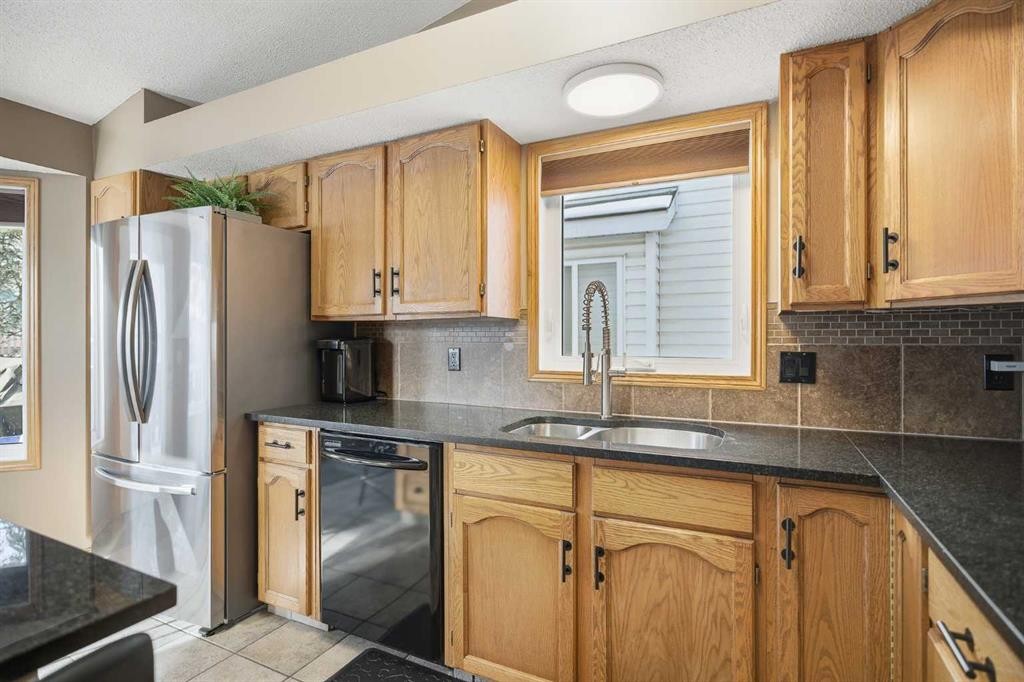 940 Citadel Drive Nw, Calgary, AB - Indoor Photo Showing Kitchen With Double Sink