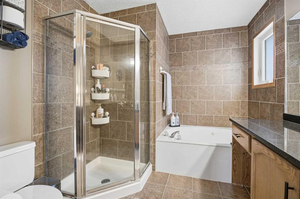 940 Citadel Drive Nw, Calgary, AB - Indoor Photo Showing Bathroom