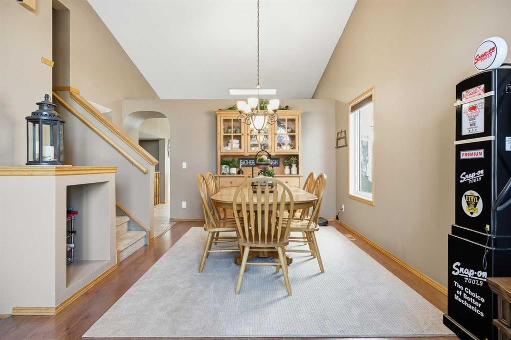 940 Citadel Drive Nw, Calgary, AB - Indoor Photo Showing Dining Room