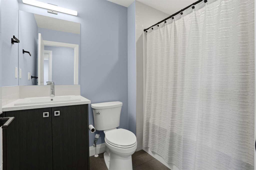 246 Walcrest View Se, Calgary, AB - Indoor Photo Showing Bathroom
