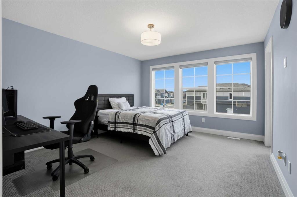 246 Walcrest View Se, Calgary, AB - Indoor Photo Showing Bedroom