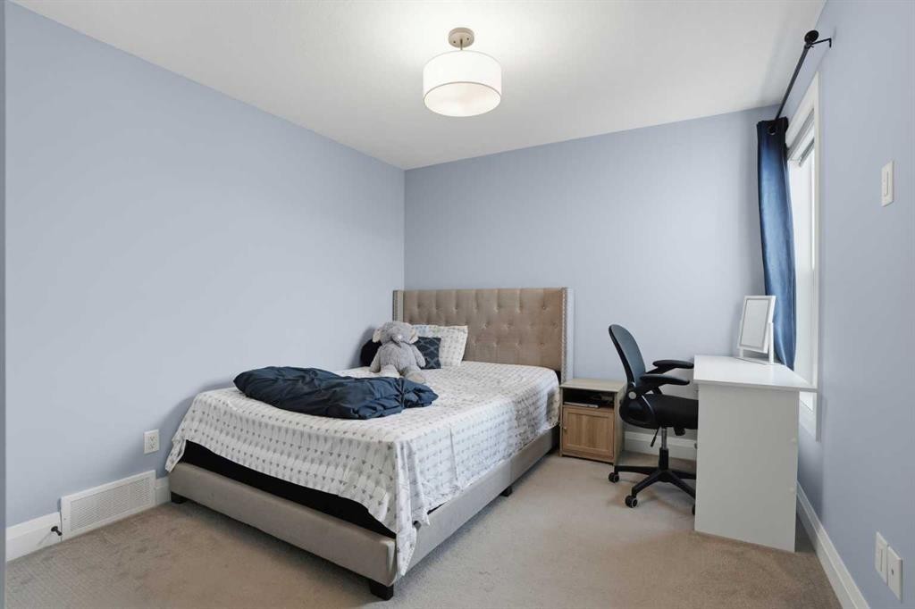 246 Walcrest View Se, Calgary, AB - Indoor Photo Showing Bedroom