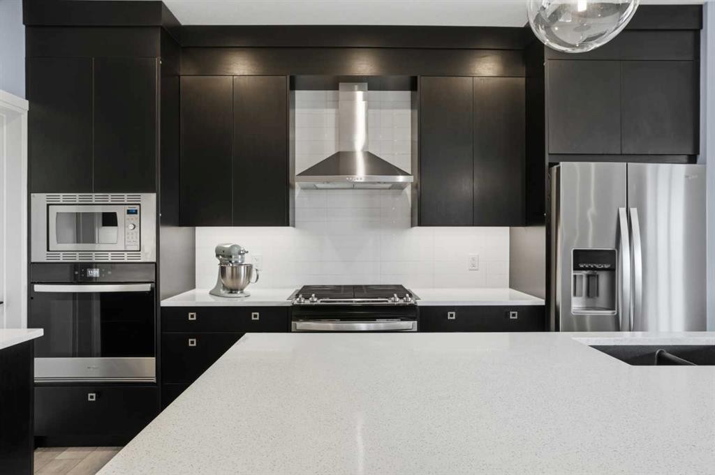 246 Walcrest View Se, Calgary, AB - Indoor Photo Showing Kitchen With Stainless Steel Kitchen With Upgraded Kitchen