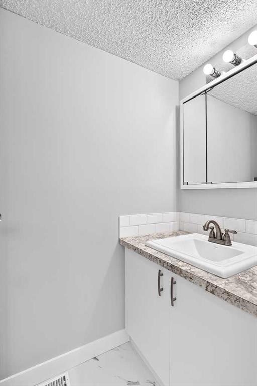 163-6915 Ranchview Drive Nw, Calgary, AB - Indoor Photo Showing Bathroom