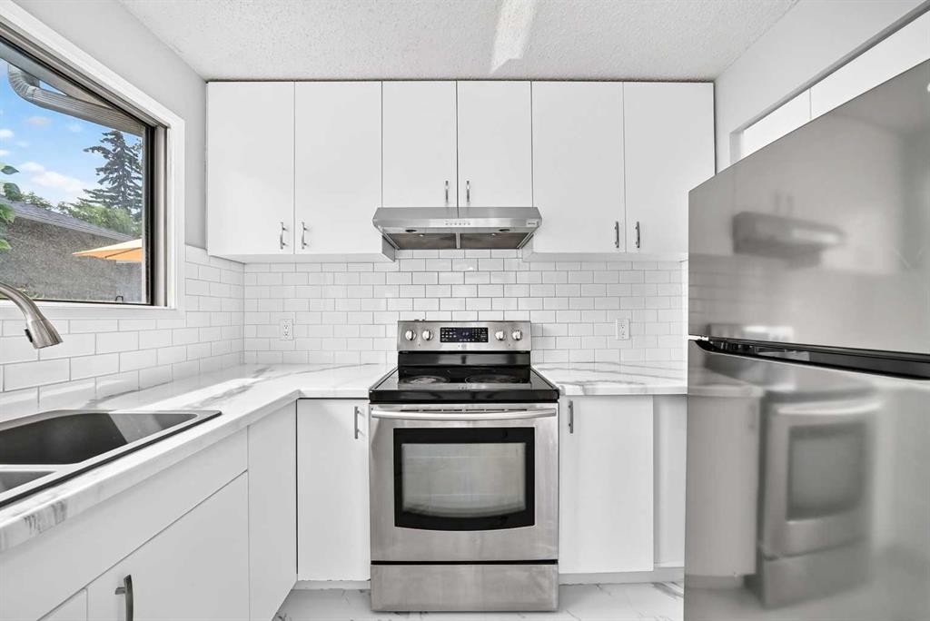 163-6915 Ranchview Drive Nw, Calgary, AB - Indoor Photo Showing Kitchen