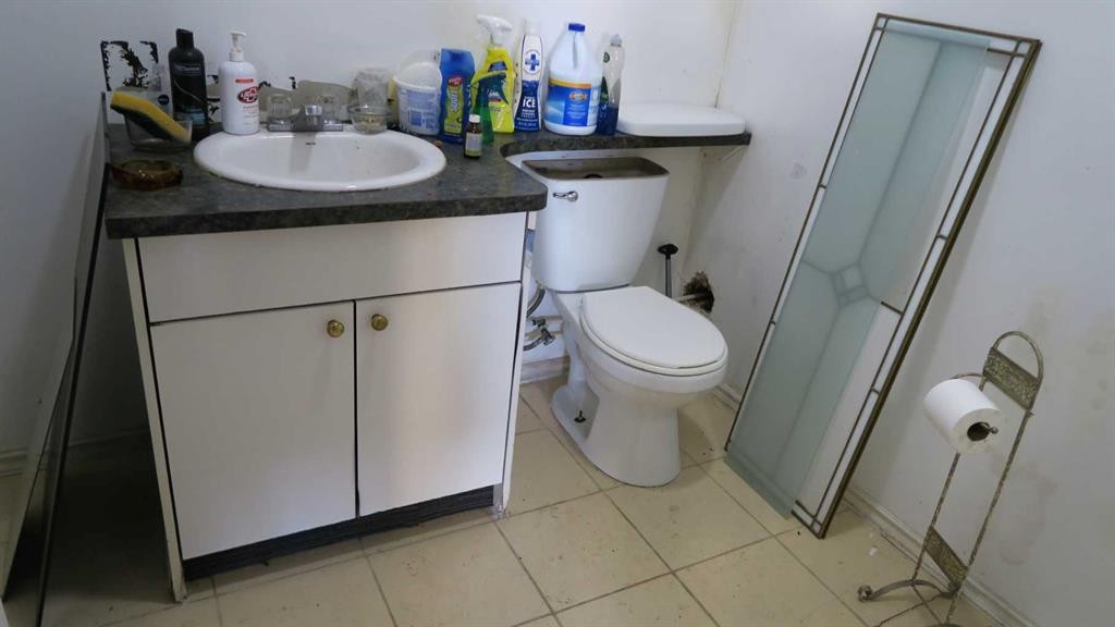 208 4 Avenue, Gleichen, AB - Indoor Photo Showing Bathroom