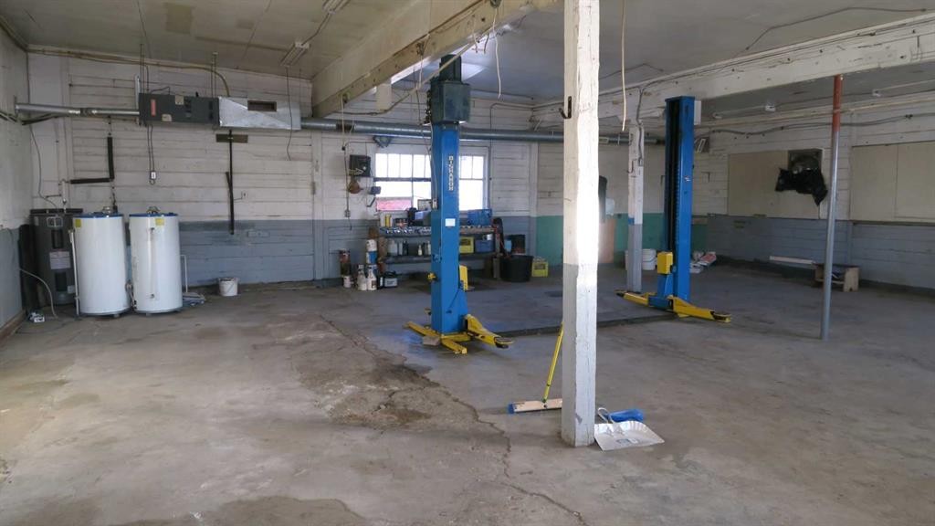 208 4 Avenue, Gleichen, AB - Indoor Photo Showing Garage