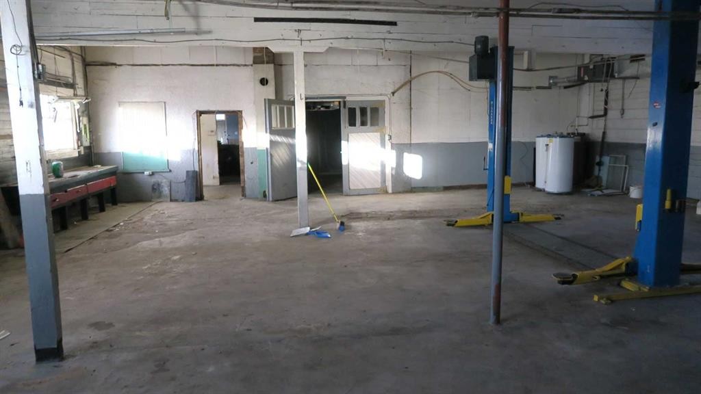 208 4 Avenue, Gleichen, AB - Indoor Photo Showing Garage