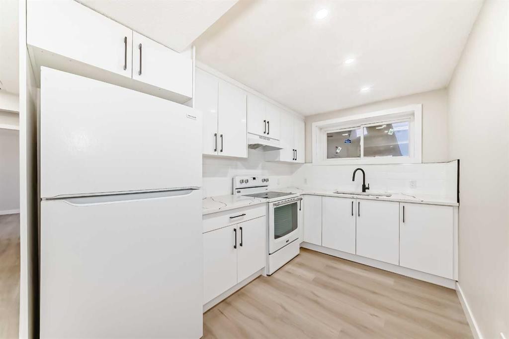 6128 Madigan Drive Ne, Calgary, AB - Indoor Photo Showing Kitchen