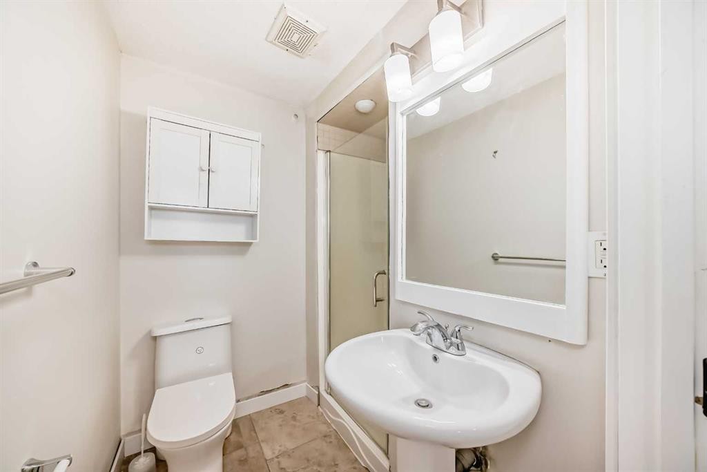 6128 Madigan Drive Ne, Calgary, AB - Indoor Photo Showing Bathroom