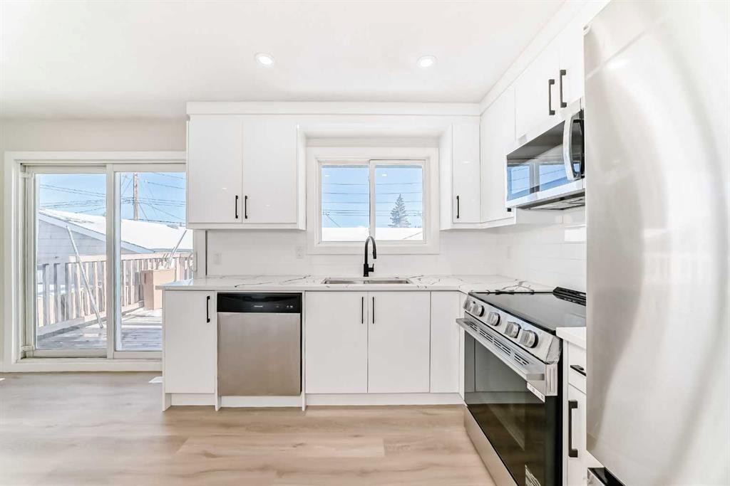 6128 Madigan Drive Ne, Calgary, AB - Indoor Photo Showing Kitchen With Upgraded Kitchen