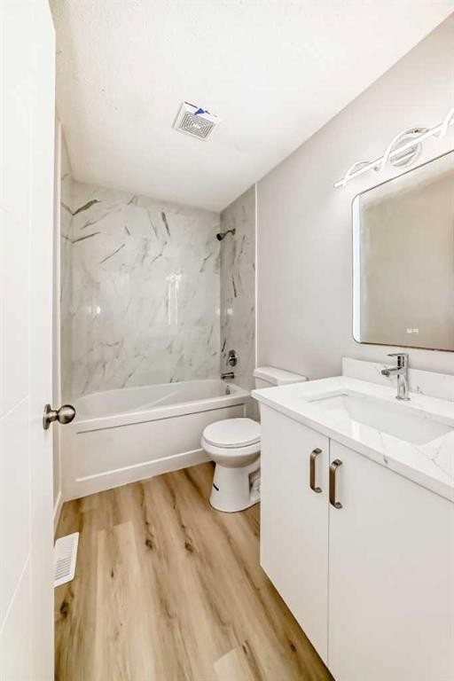 937 Marcombe Drive Ne, Calgary, AB - Indoor Photo Showing Bathroom