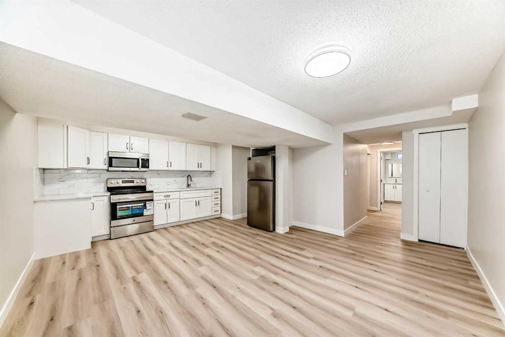 937 Marcombe Drive Ne, Calgary, AB - Indoor Photo Showing Kitchen