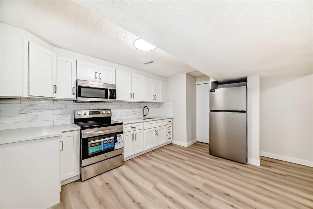 937 Marcombe Drive Ne, Calgary, AB - Indoor Photo Showing Kitchen