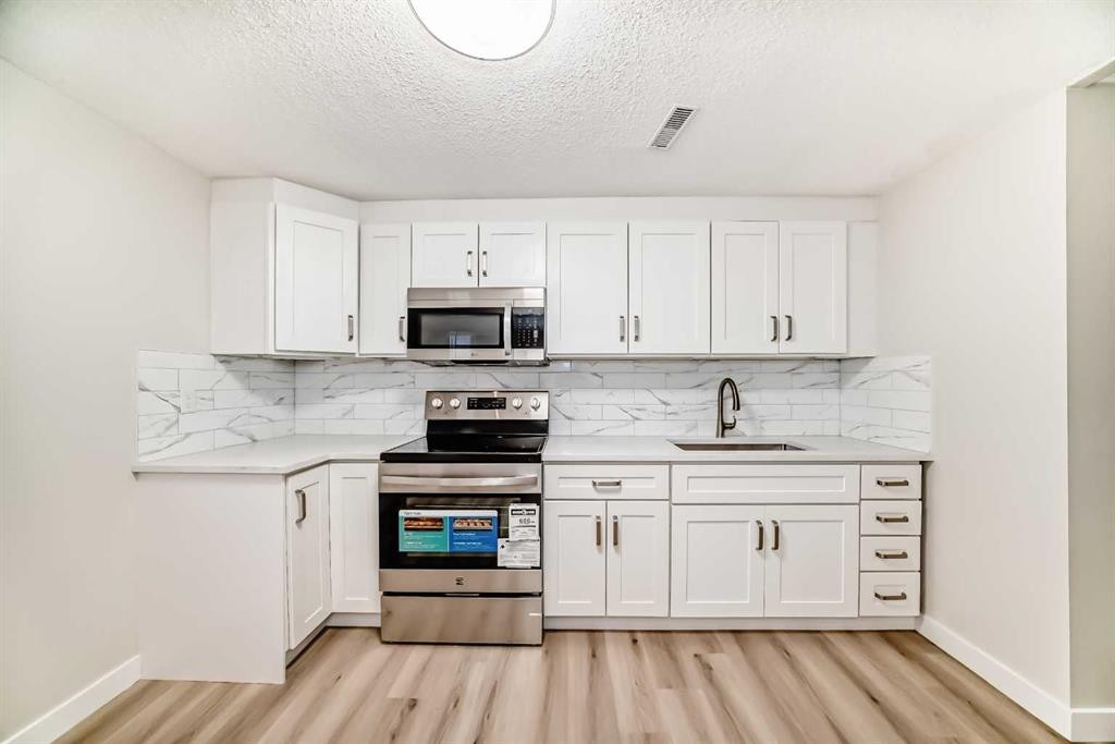 937 Marcombe Drive Ne, Calgary, AB - Indoor Photo Showing Kitchen