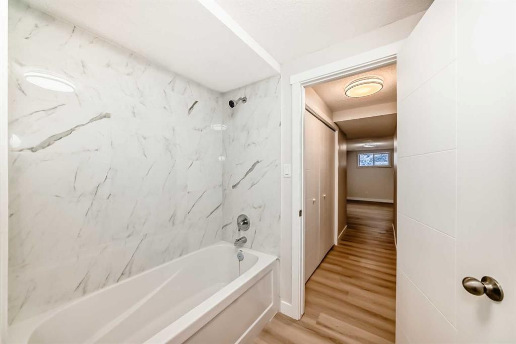 937 Marcombe Drive Ne, Calgary, AB - Indoor Photo Showing Bathroom
