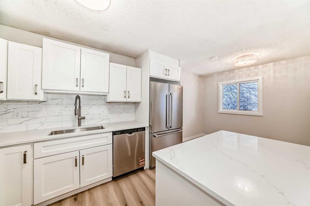 937 Marcombe Drive Ne, Calgary, AB - Indoor Photo Showing Kitchen