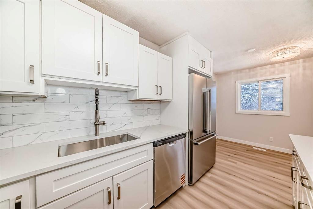 937 Marcombe Drive Ne, Calgary, AB - Indoor Photo Showing Kitchen With Double Sink
