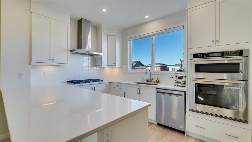 18 Amblehurst Path Nw, Calgary, AB - Indoor Photo Showing Kitchen With Upgraded Kitchen