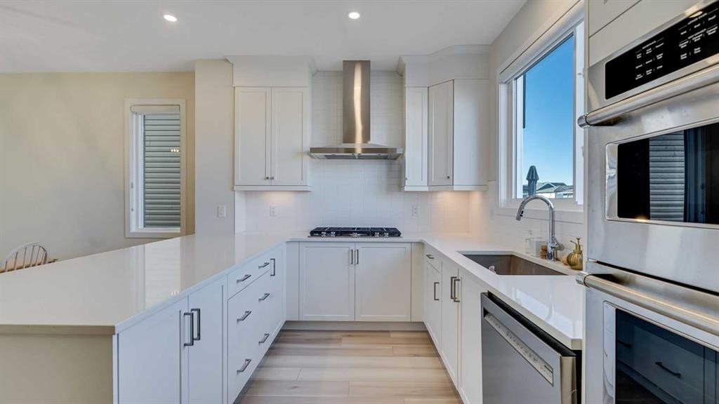 18 Amblehurst Path Nw, Calgary, AB - Indoor Photo Showing Kitchen With Upgraded Kitchen