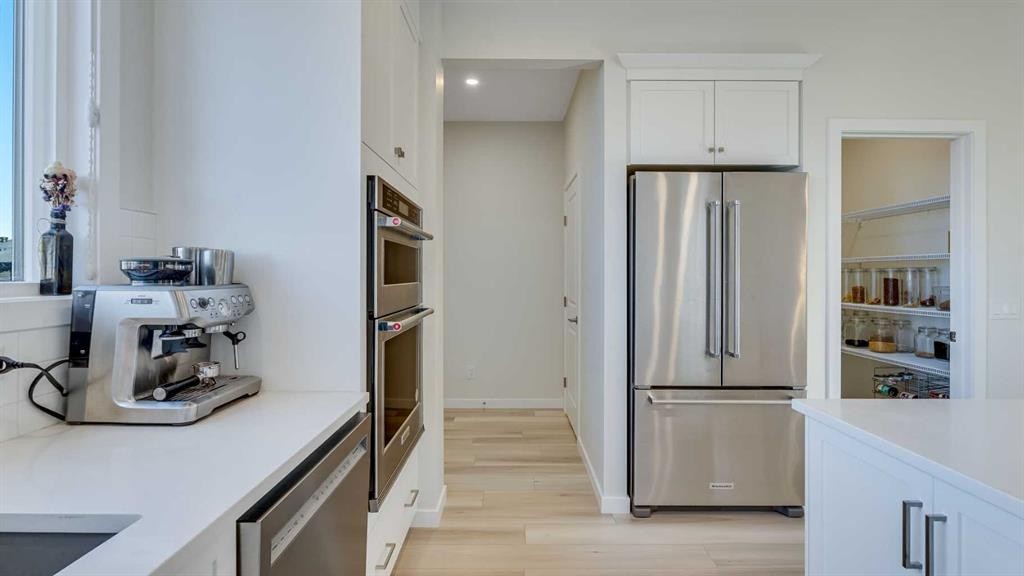 18 Amblehurst Path Nw, Calgary, AB - Indoor Photo Showing Kitchen