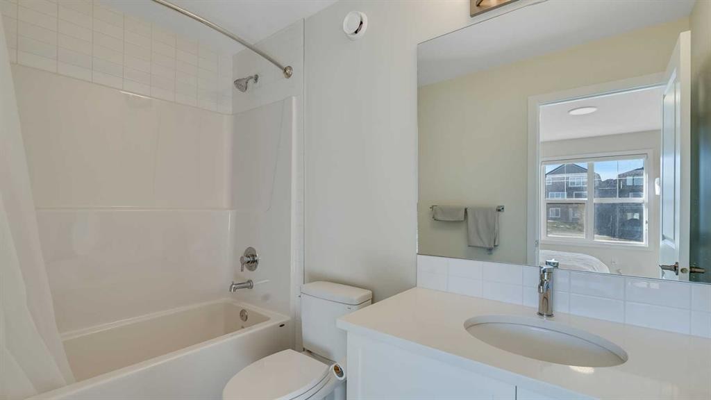 18 Amblehurst Path Nw, Calgary, AB - Indoor Photo Showing Bathroom